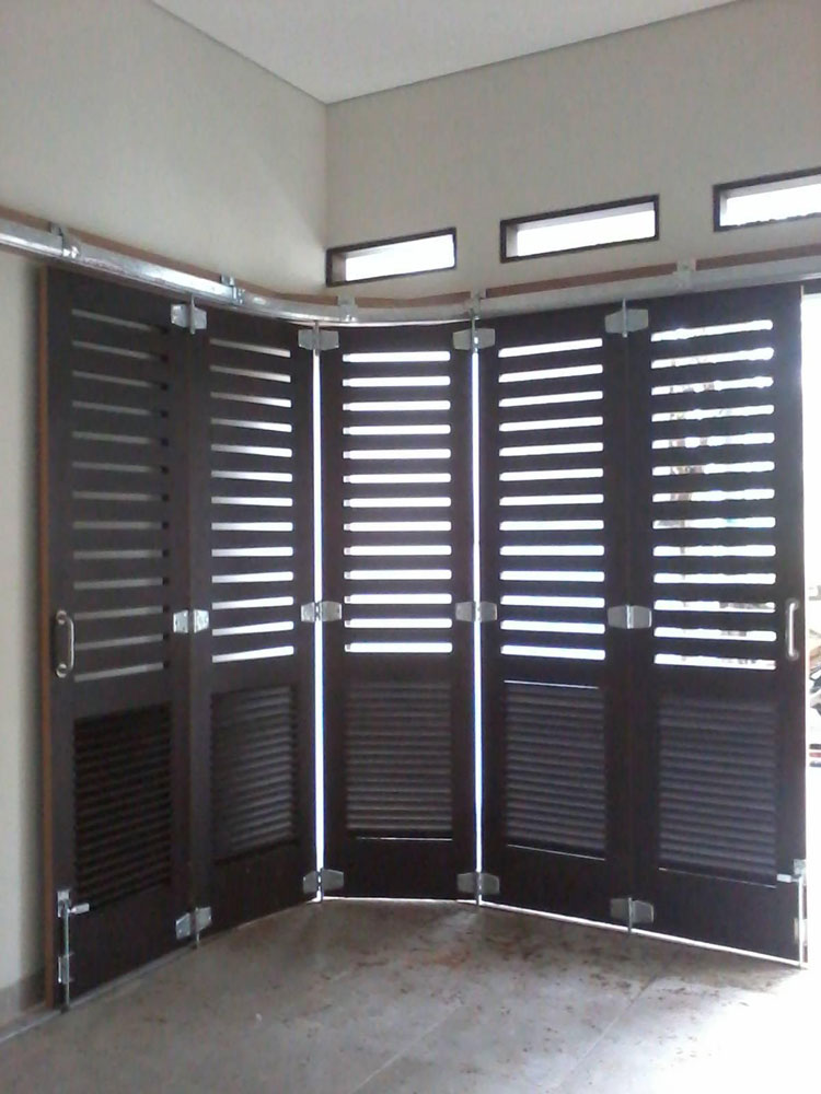 Garasi dengan Pintu Leter L