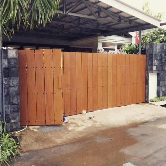Model pintu garasi kayu klasik