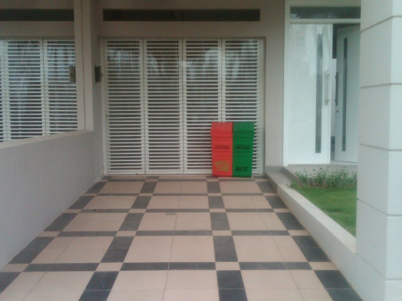 Model pintu garasi kayu kombinasi kaca