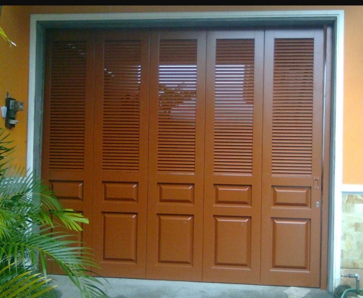 Model pintu garasi kayu minimalis