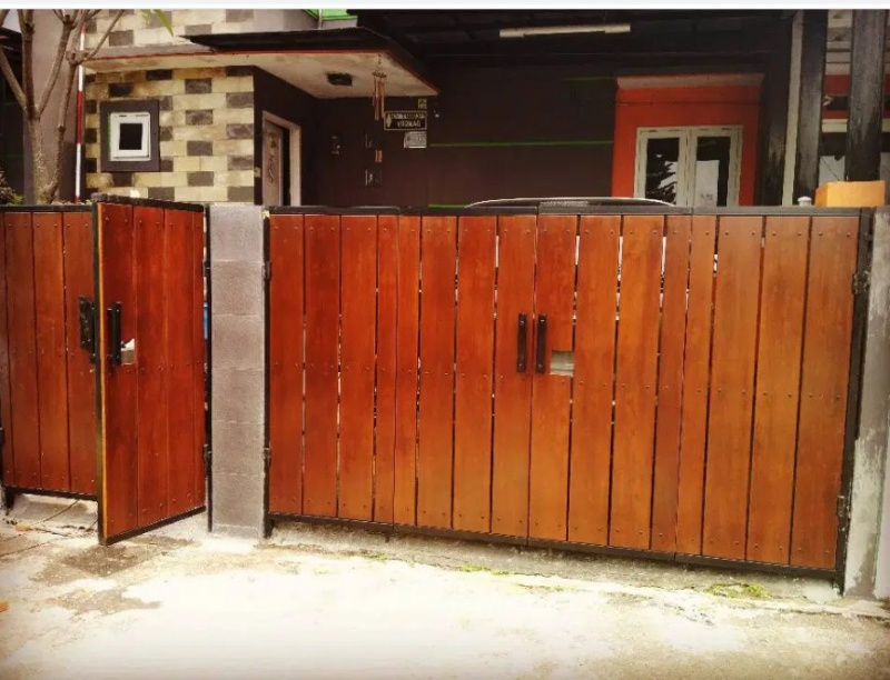 Model pintu garasi kayu untuk depan rumah