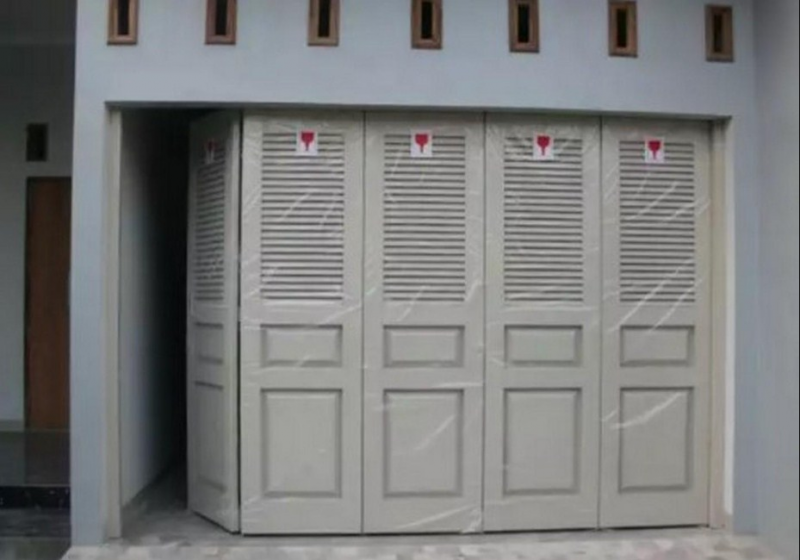 Pintu garasi kayu geser