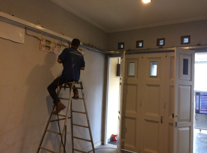 Pintu garasi kayu lipat