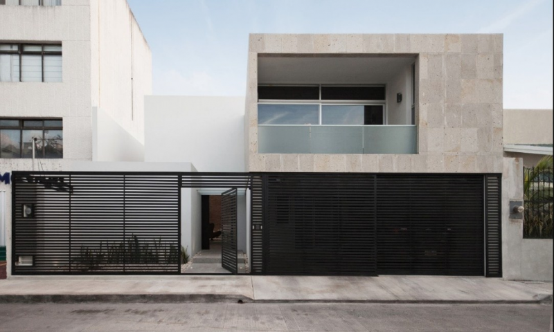 Contoh Garasi Mobil Tertutup Pagar Besi