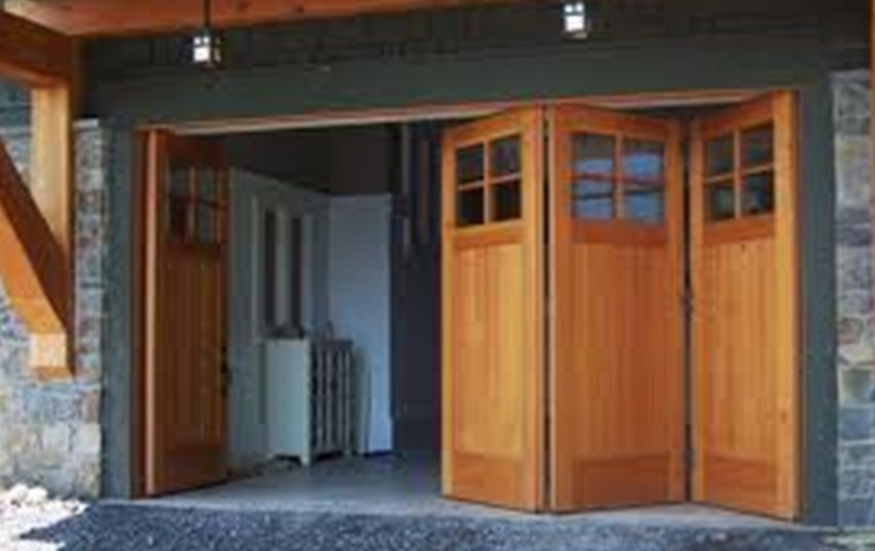 Garasi Mobil Pintu Kayu Lipat