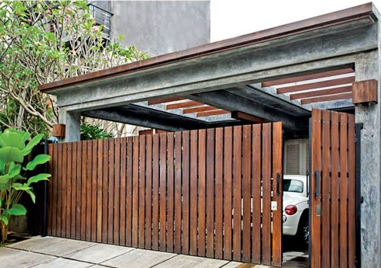 Garasi Sederhana dengan gerbang Kayu nan elegan