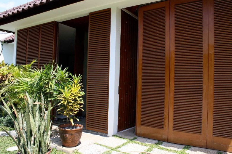 Model Garasi Mobil Tertutup Bahan Kayu