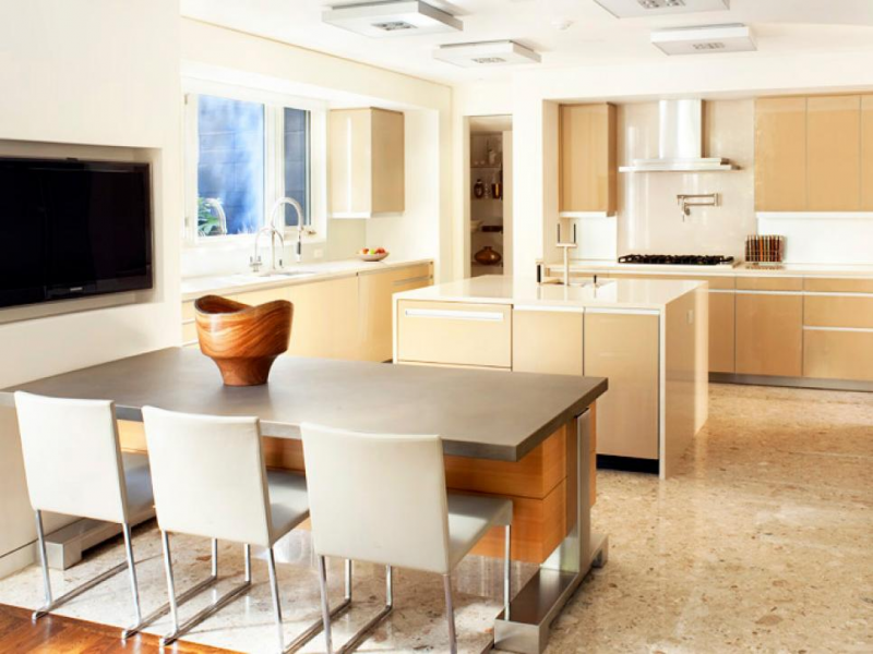Dapur modern anda akan tetap terlihat hangat bagi keluarga dengan pemilihan warna beige. Adanya ventilasi juga bagus untuk sirkulasi udara di dapur