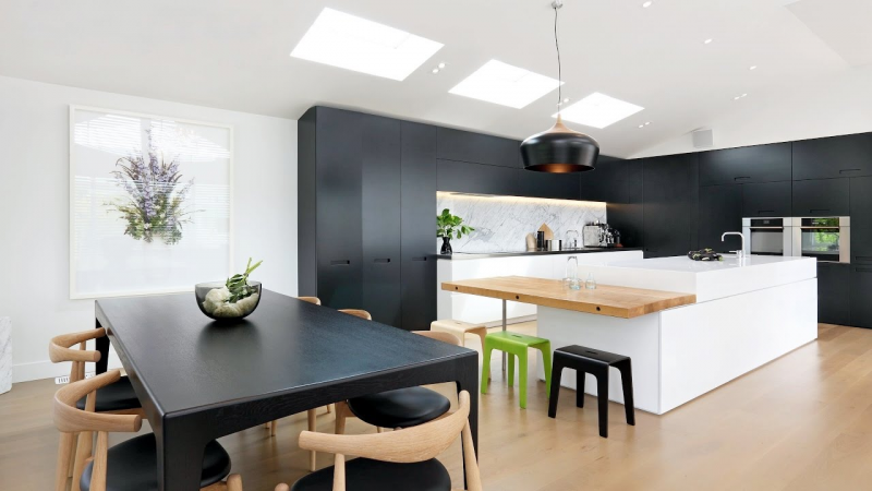 Warna hitam putih membuat dapur modern anda terlihat lebih simpel, namun dengan adanya warna hijau pada kursi, menjadikannya lebih menarik. Dengan memanfaatkan luasnya dapur untuk tempat penyimpanan juga sangat tepat