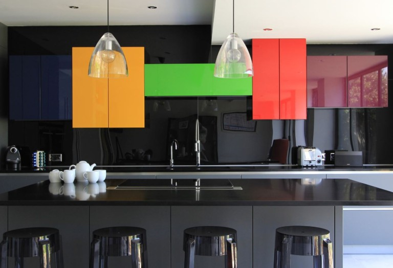 Seni color-block yang biasa diterapkan dalam busana dapat pula diaplikasikan ke dapur modern anda