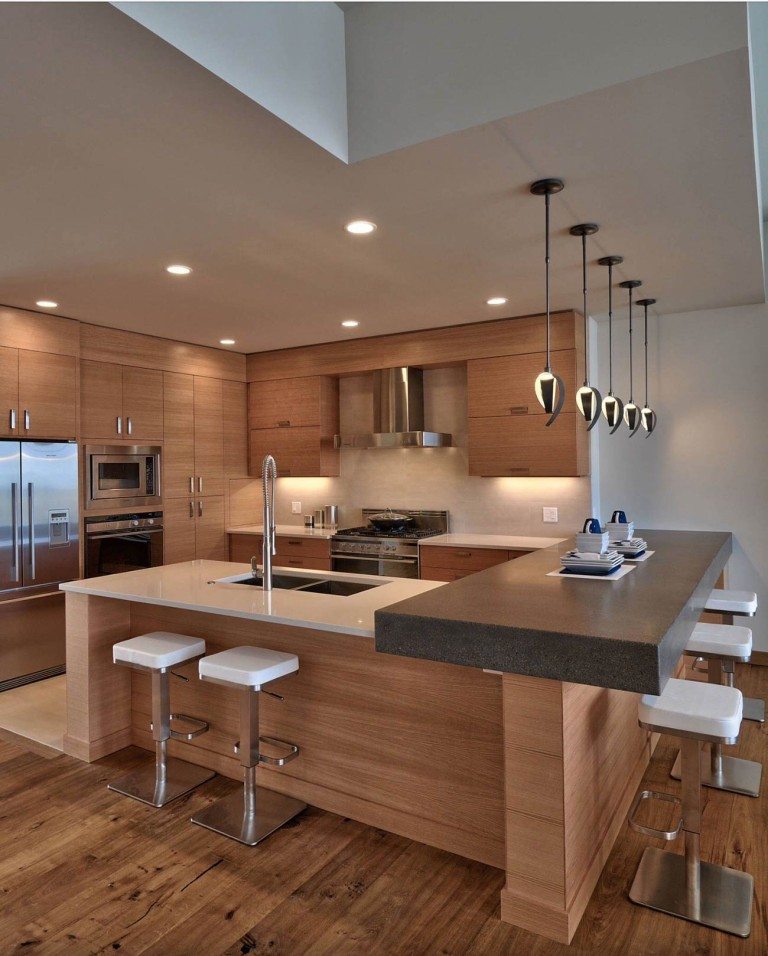 Material atau aksen kayu tetap cocok untuk menciptakan kehangatan bagi dapur modern anda