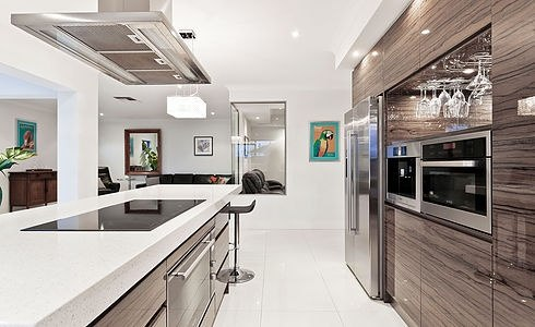 Warna putih masih sering dipilih orang untuk dapur modern mereka, namun dengan menambahkan aksen kayu dengan permukaan mengkilap dapat menambah nilai estetika