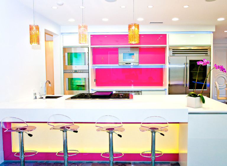 Tema semi futuristik yang manis dengan sentuhan warna pink pada desain dapur modern
