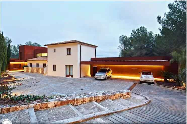 Desain Garasi Mobil di lahan luas