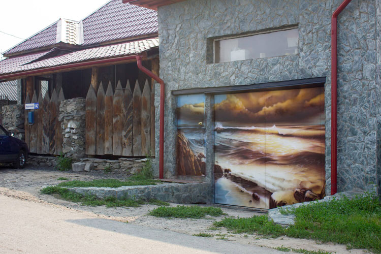 Garasi Mobil penuh seni