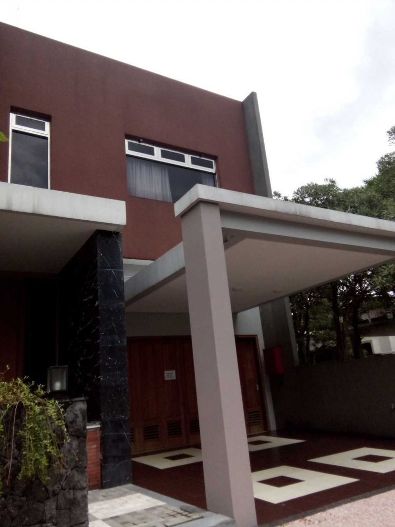 Desain Garasi Minimalis Penuh warna