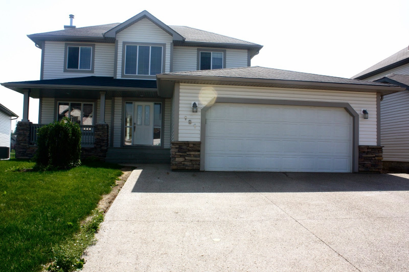 Gambar Garasi Mobil Depan Rumah Pintu Besi