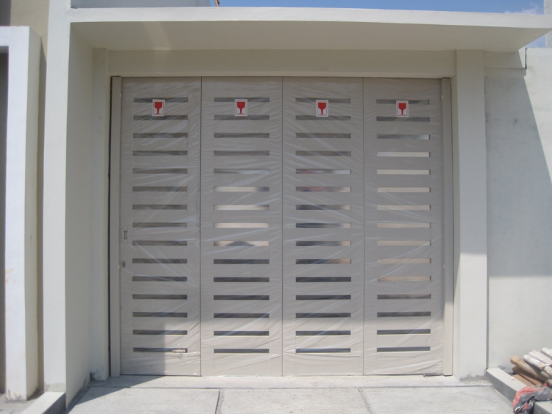 Garasi Mobil Depan Rumah Pintu Kayu