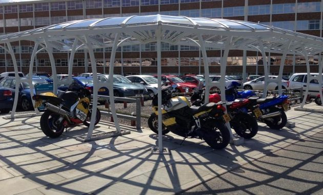 Desain Parkir Motor Mengitari halaman