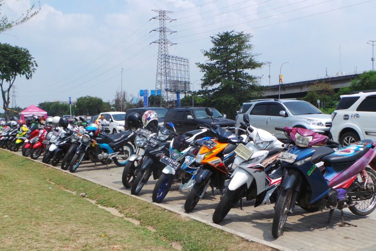 Desain Parkir Motor Mengitari taman