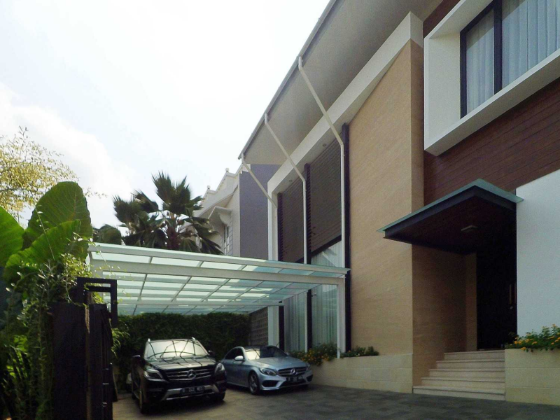 Gambar Garasi Mobil Depan Rumah Atap Transparan