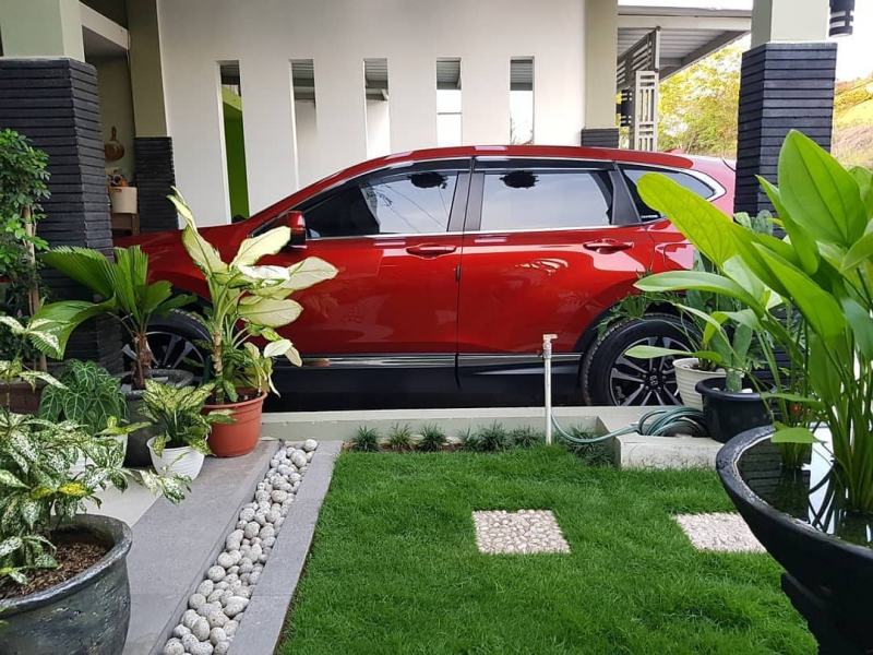 Gambar Garasi Mobil Depan Rumah Dengan Taman