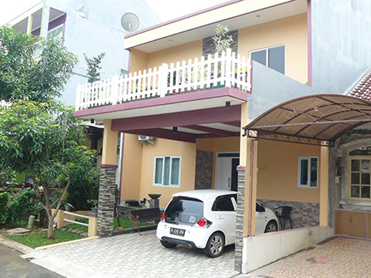 Desain garasi rumah Garasi di bawah balkon