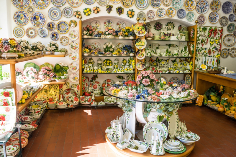 DESAIN INTERIOR TOKO PERABOTAN DAPUR