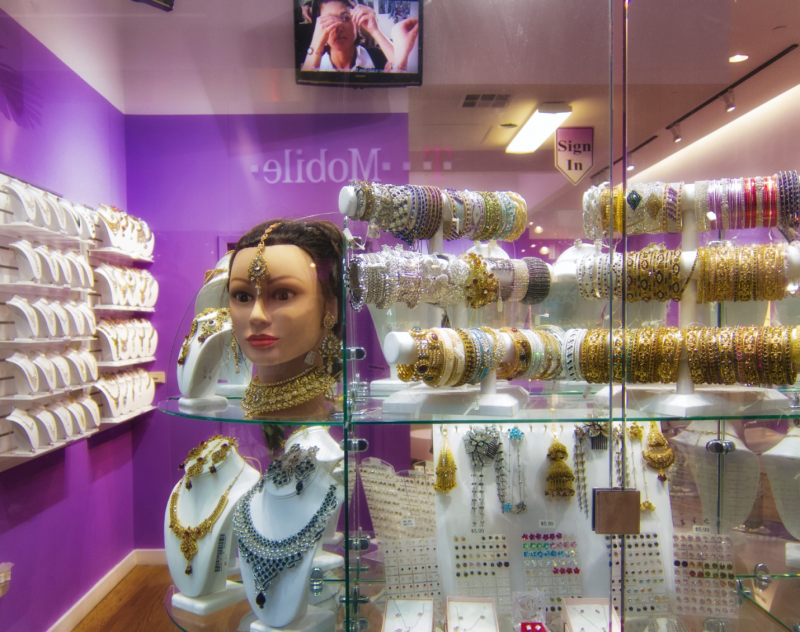 DESAIN INTERIOR TOKO PERHIASAN DAN PERNAK-PERNIK