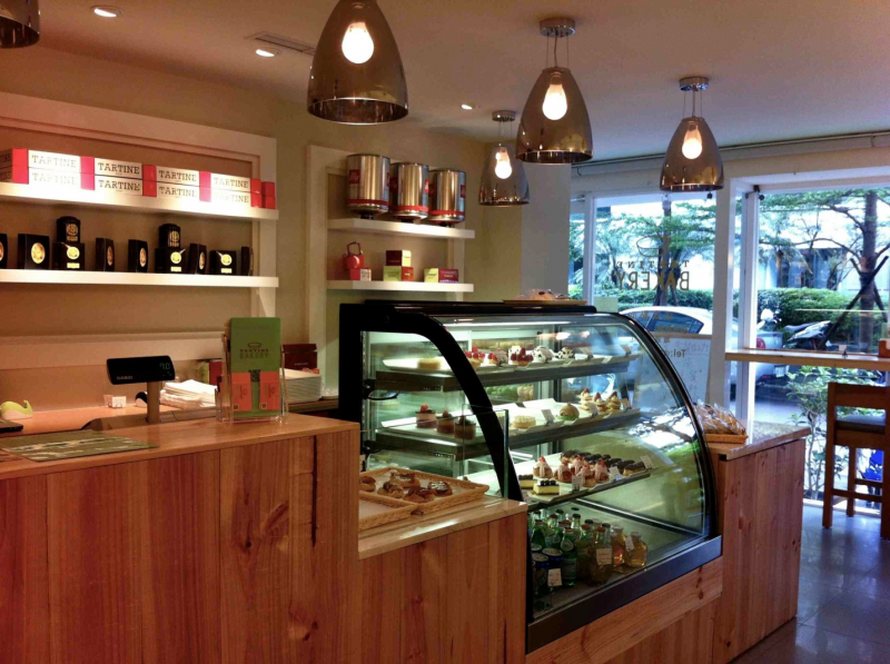 DESAIN INTERIOR TOKO ROTI