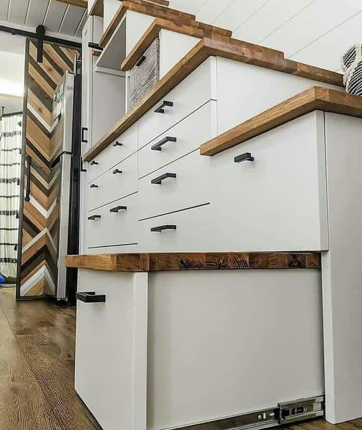 Manfaatkan bawah tangga sebagai storage