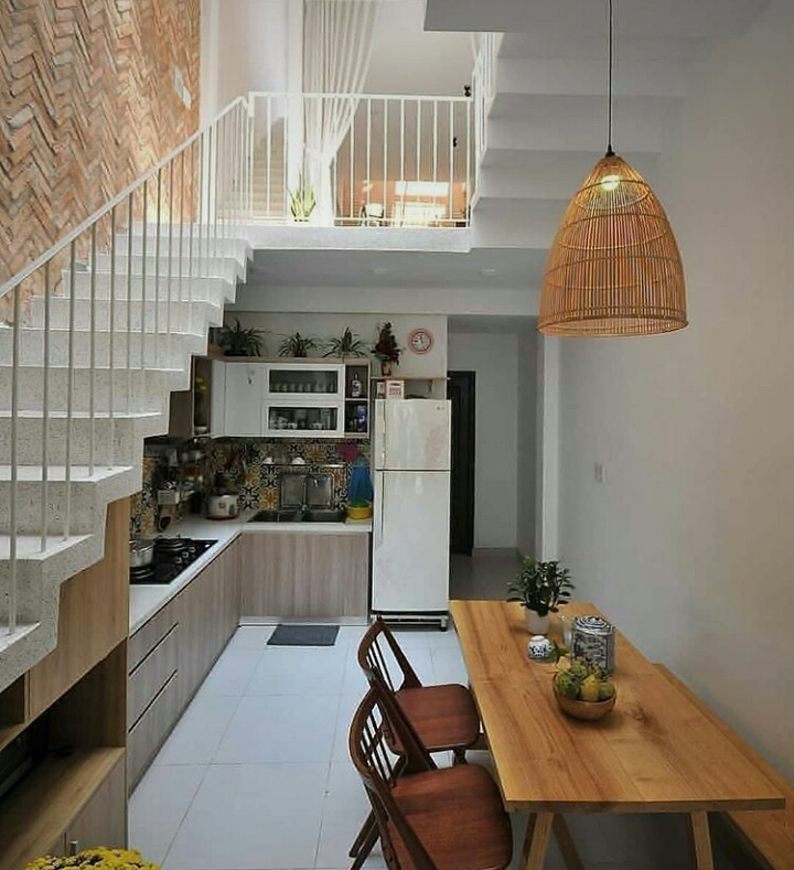 Memanfaatkan kolong tangga