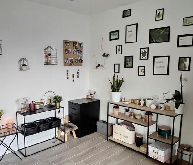 Pemanis ruangan dengan pajangan berupa foto