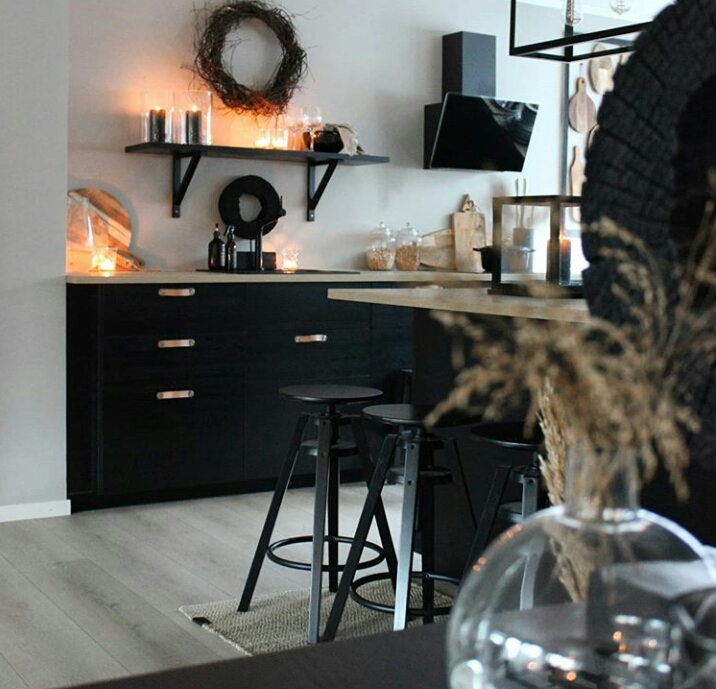 Perpaduan Warna hitam premium dengan cahaya emas