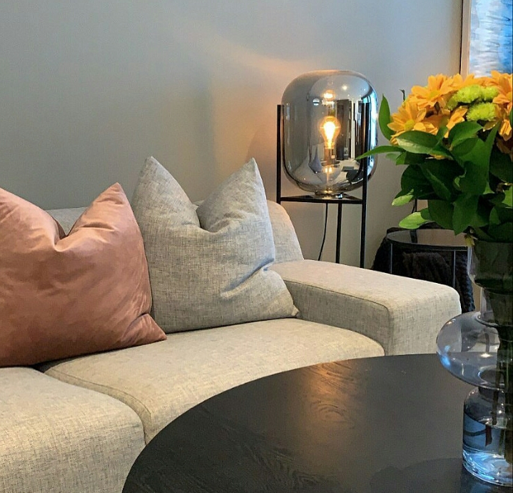 Perhatikan Tone ruangan dengan pencahayaan yang pas di interior rumah modern