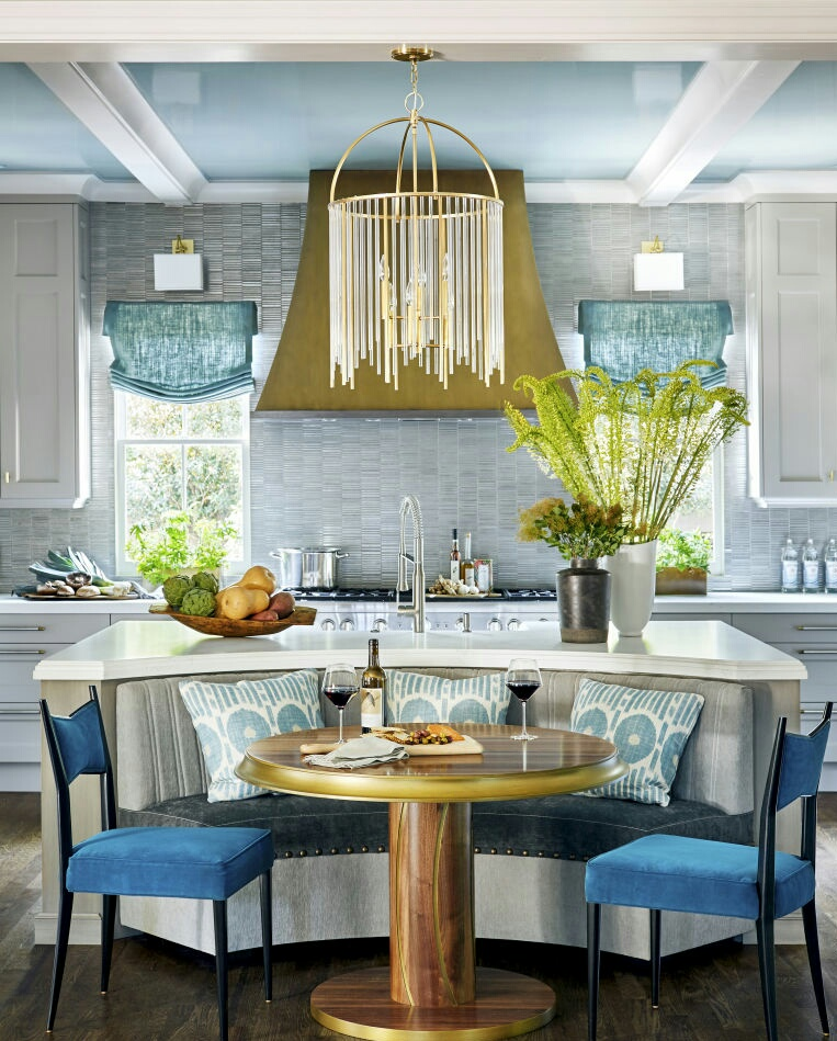 Kesan cantik, mewah dan elegan terpancar dari desain dapur yang satu ini. Selain pemilihan aksen warna biru yang membuat penampilan dapur terlihat segar, anda dapat menambahkan perabotan seperti sofa dan kursi
