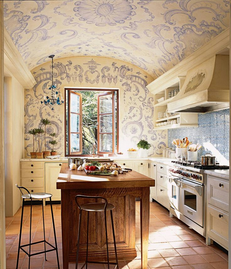 Semburat corak dari wallpaper yang anda pilih untuk area dapur bisa membuat penampilan dapur menjadi lebih elegan. Apabila anda takut dapur terlihat norak, pilihlah wallpaper dengan warna dasar yang netral seperti beige, cokelat, hitam atau putih