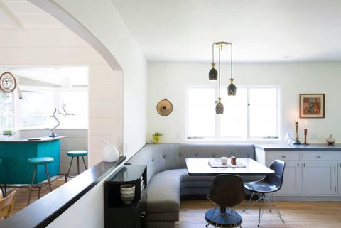 Buatlah area makan di dekat dapur anda terasa nyaman atau cozy