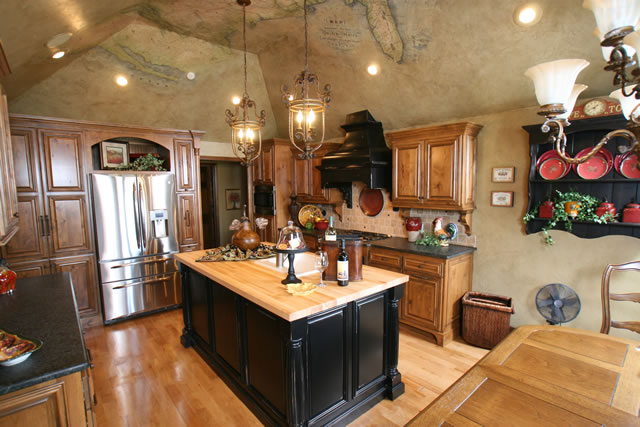 Langit-langit pada bagian dapur juga menjadi area yang harus anda pikirkan. Dengan bentuk langit-langit yang unik seperti desain di bawah ini, dapur anda akan terlihat semakin menarik. Tidak lupa pemilihan bentuk lampu gantung yang memiliki nilai seni