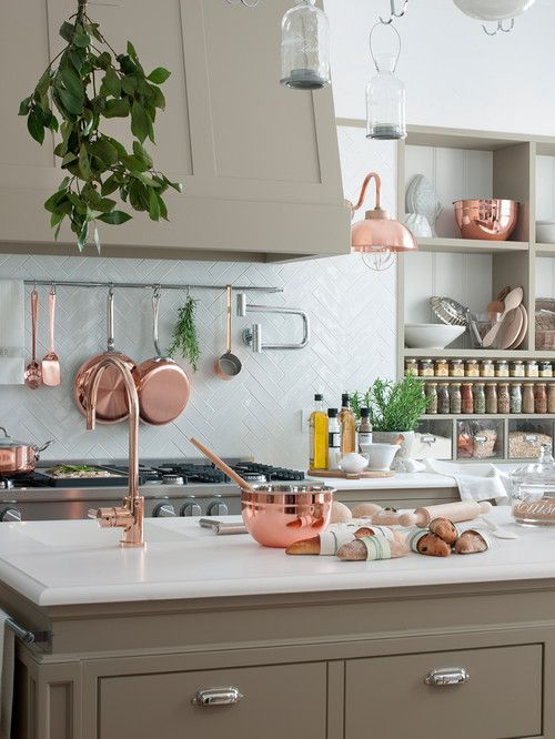 Perabotan yang terbuat dari material stainless steel namun memiliki warna rose gold tentu sangat menarik untuk area dapur anda. Lalu pemanfaatan bagian dinding untuk dipasang rak yang dapat menyimpan bumbu-bumbu juga bisa diaplikasikan