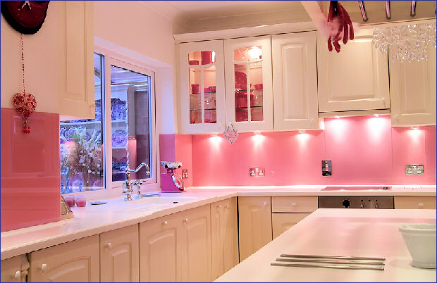 Untuk anda yang sangat suka dengan kesan soft dan feminin pada dapur, dapat memilih warna pastel pink untuk cat dinding dapur. Selain itu dipadu dengan peletakan lampu kecil di bawah lemari dapur, menjadikan dapur terlihat lebih elegan dan cantik