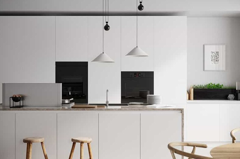 Dapur dengan interior berwarna putih dengan aksen hitam