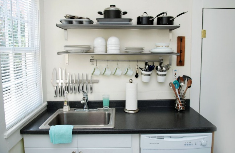 Interior Dapur dengan rak dinding