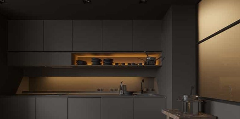 Pencahayaan lampu di bawah lemari dan rak dapur