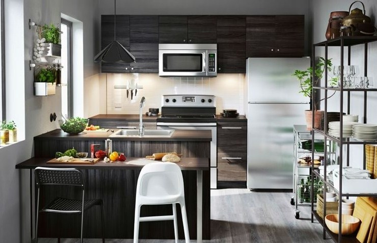 Ruang dapur kecil dengan perabotan berwarna gelap