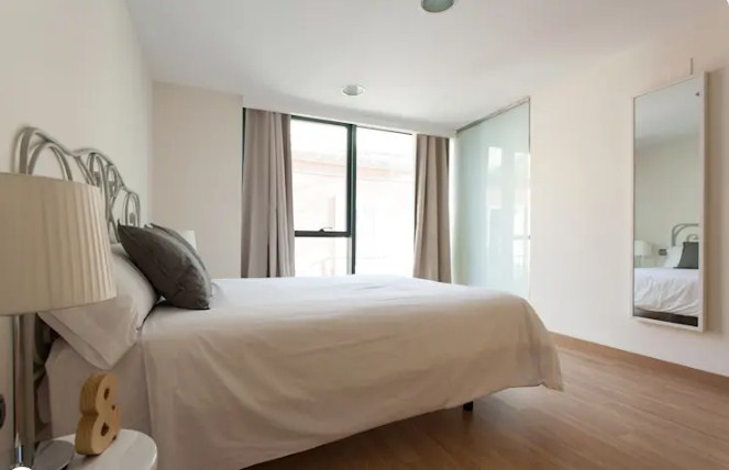 Interior Kamar dengan warna terang