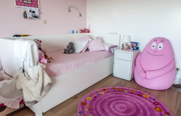 Interior kamar sederhana dan multifungsi