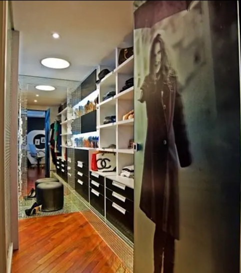 Interior Lemari Kamar Terbuka