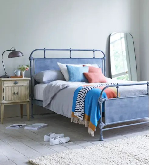 Interior tempat tidur dekat jendela