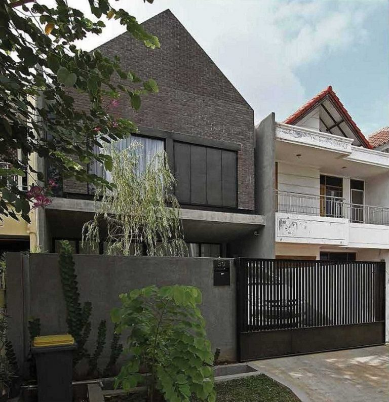 Desain Rumah 2 Lantai Modern Menggunakan Bata Hitam